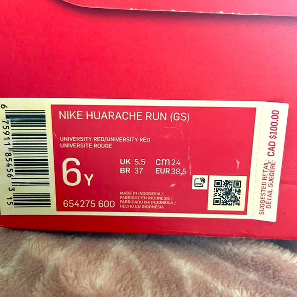 Brand New “ Nike Huarache Run “ sneakers. Red in color, Youth size 6 (us) - Picture 4 of 4